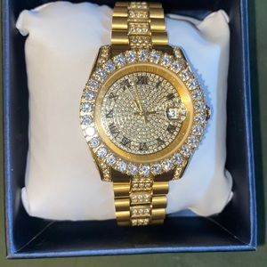 I’m selling my beautiful watch my wrist is very small this is more for a man.